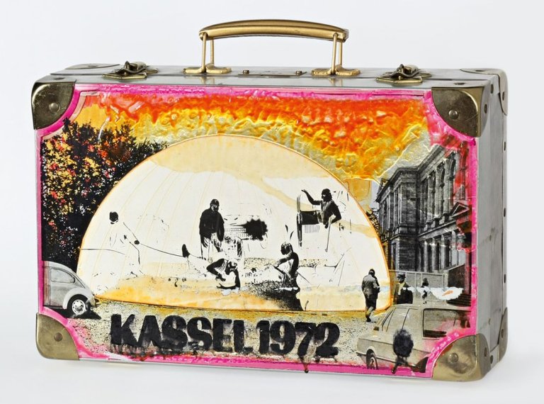Auf diesem Bild ist das folgende Kunstwerk zu sehen: Edward Kienholz. Documenta-Koffer. 1973.