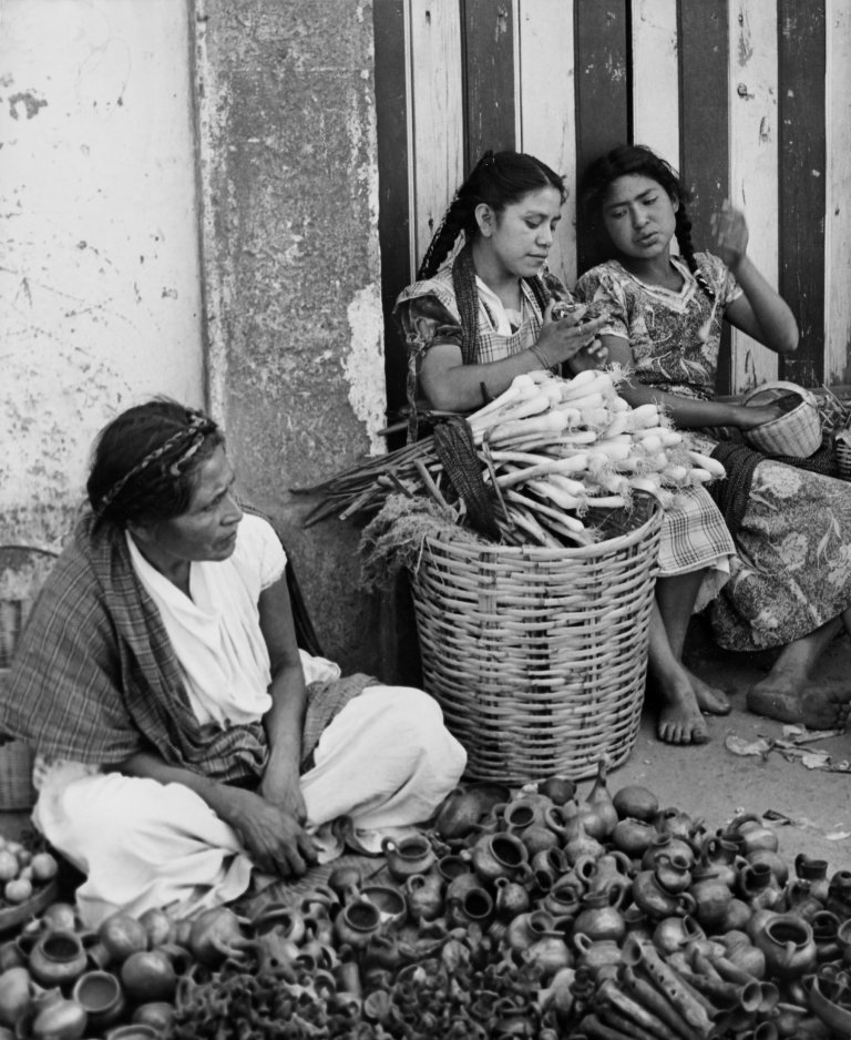 Auf diesem Bild ist das folgende Kunstwerk zu sehen: Ellen Auerbach (d.i. Ellen Rosenberg). „Market Oaxaca“ (Mexiko). Vermutlich um 1956.