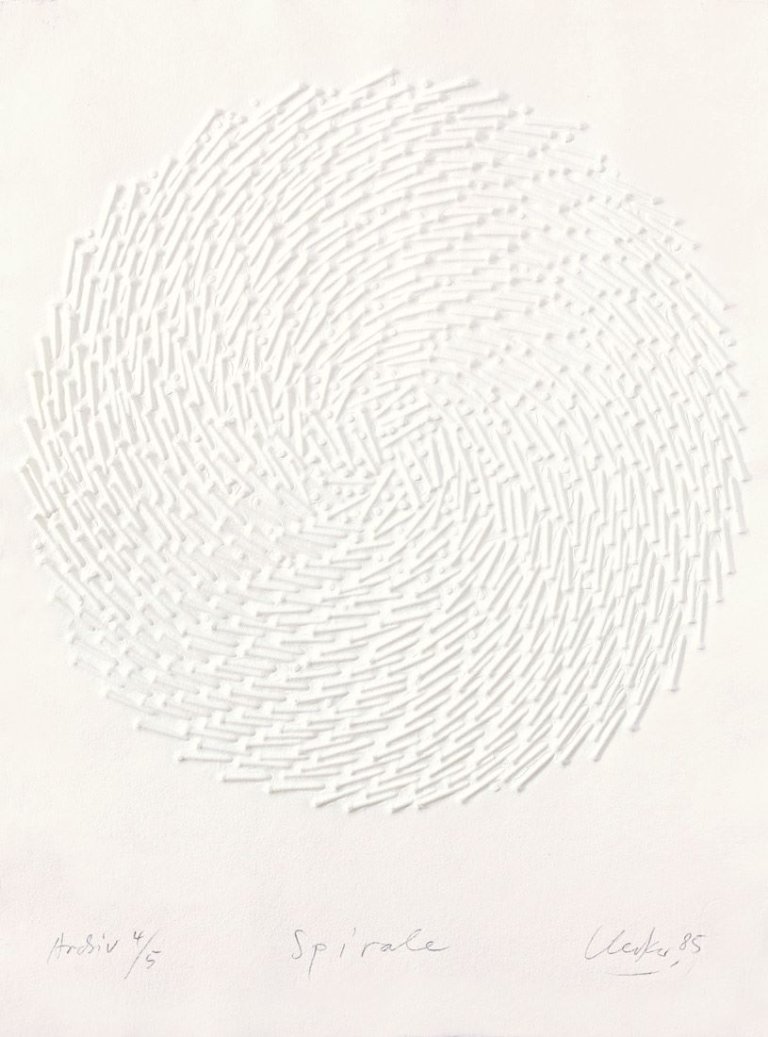 Auf diesem Bild ist das folgende Kunstwerk zu sehen: Günther Uecker. „Spirale“. 1985.