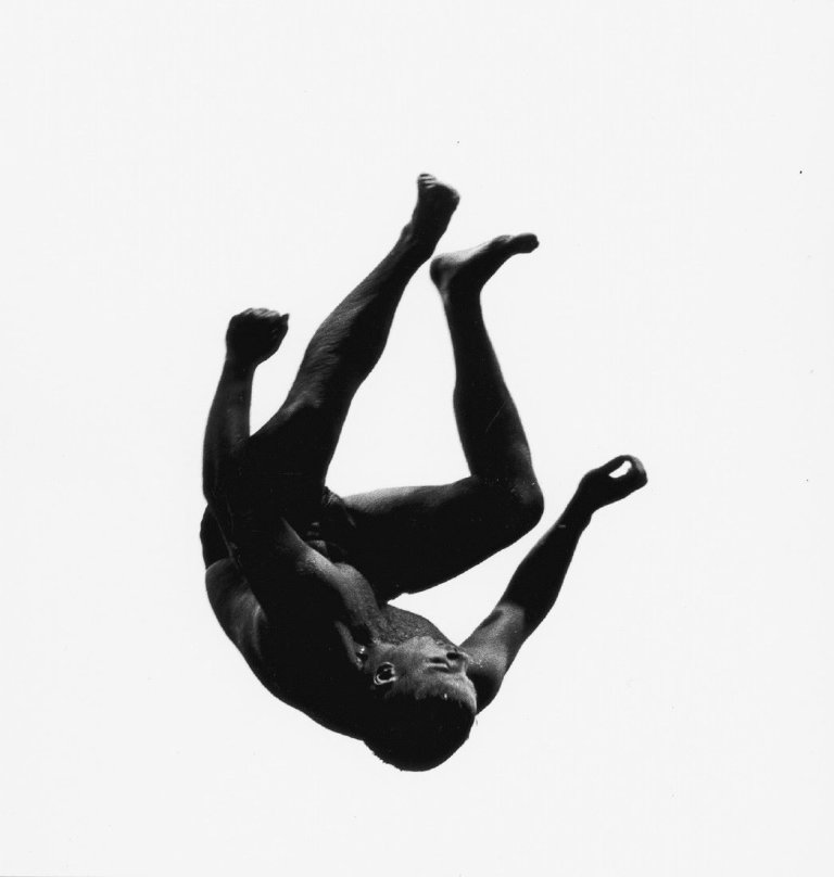 Auf diesem Bild ist das folgende Kunstwerk zu sehen: Aaron Siskind. Ohne Titel, aus dem Portfolio „Terrors and Pleasures of Levitation“. 1953–1961.