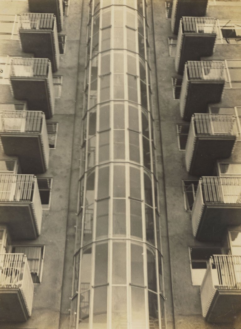 Auf diesem Bild ist das folgende Kunstwerk zu sehen: Iwao Yamawaki. Ohne Titel (Fassade, De Wolkenkrabber, Amsterdam, Architekt: Jan Frederik Staal). 1932.