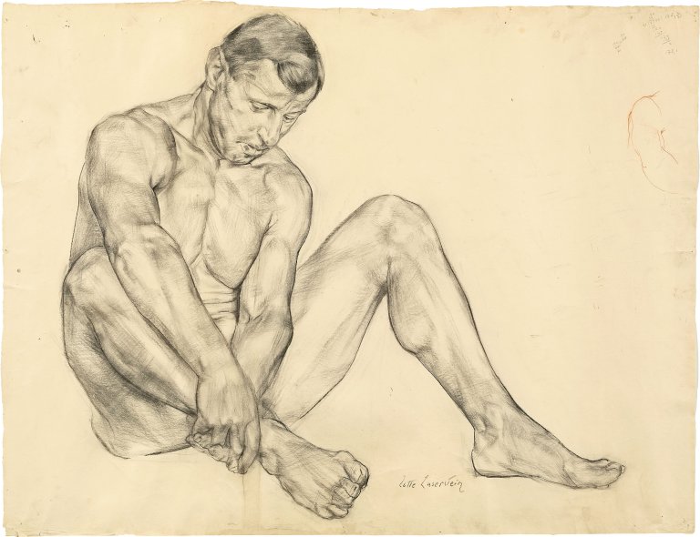 Auf diesem Bild ist das folgende Kunstwerk zu sehen: Lotte Laserstein. „Sitzender männlicher Akt, die Knöchel umgreifend“. Um 1923.