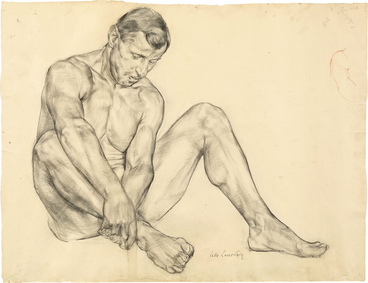 Auf diesem Bild ist das folgende Kunstwerk zu sehen: Lotte Laserstein. „Sitzender männlicher Akt, die Knöchel umgreifend“. Um 1923.