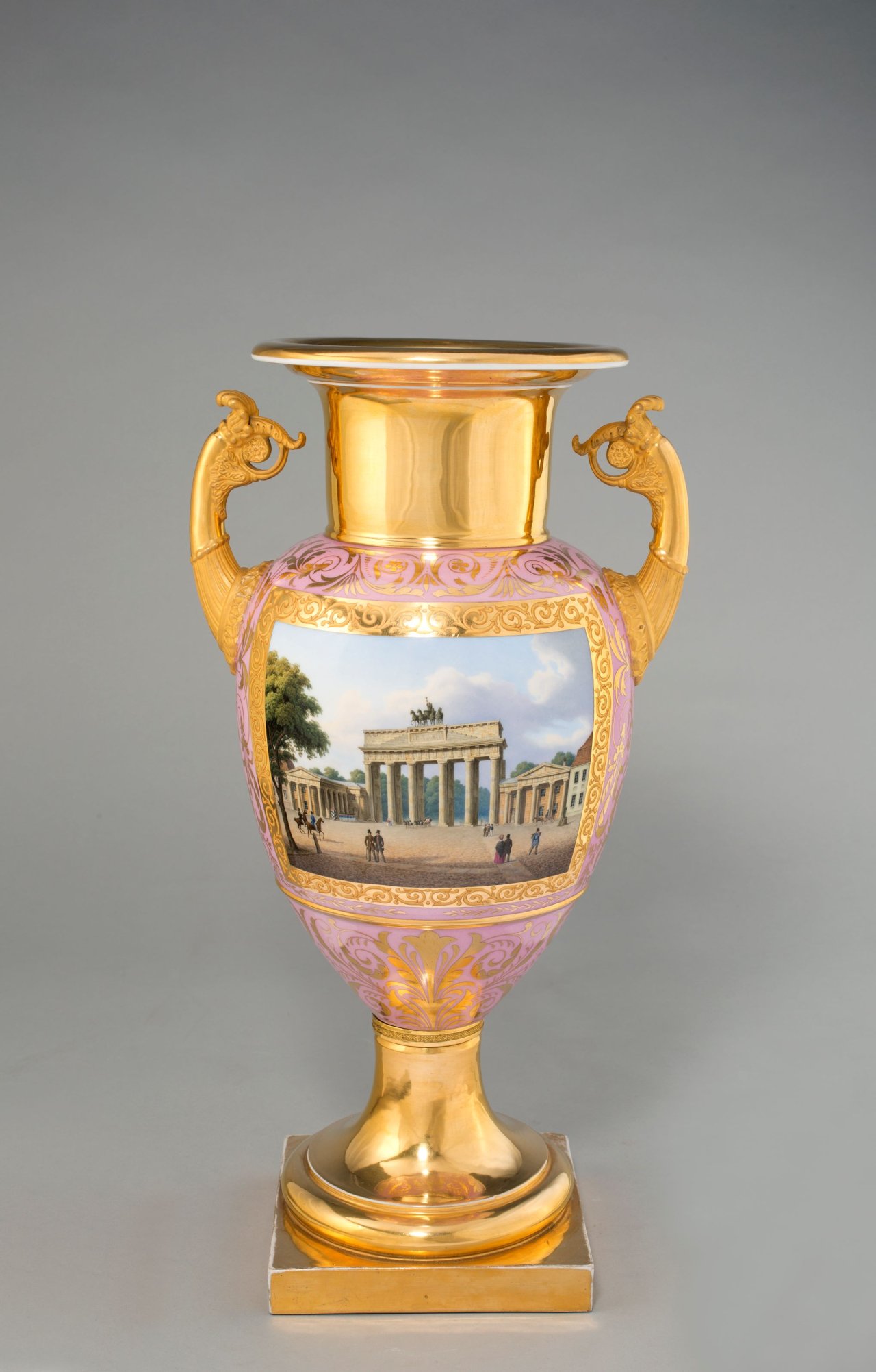 Auf diesem Bild ist das folgende Kunstwerk zu sehen:  KPM Königliche Porzellan-Manufaktur Berlin. „Französische Vase“ mit Veduten von Berlin. 1840.
