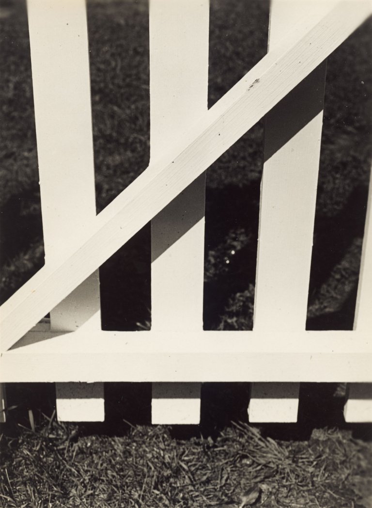 Auf diesem Bild ist das folgende Kunstwerk zu sehen: Dorothy Norman. White Fence. 1940.