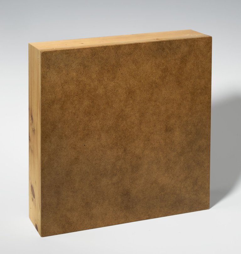 Auf diesem Bild ist das folgende Kunstwerk zu sehen: Imi Knoebel. „Hartfaserquadrat (Ehre an Kasimir Severinowitsch Malewitsch)“. 1991.