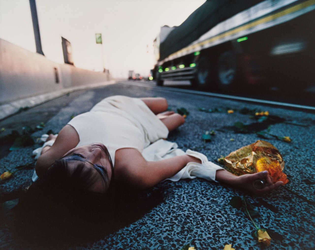 Auf diesem Bild ist das folgende Kunstwerk zu sehen: Izima Kaoru. Catase Rino wears Sybilla. 1997.