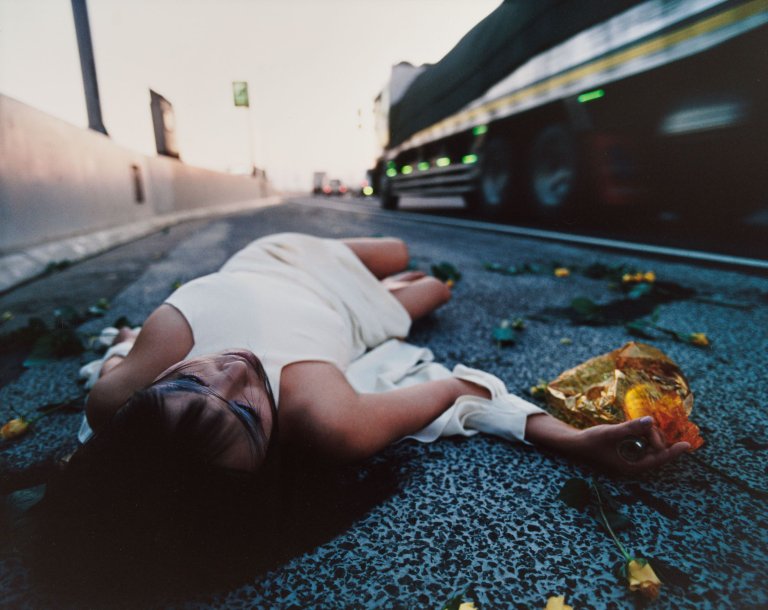 Auf diesem Bild ist das folgende Kunstwerk zu sehen: Izima Kaoru. Catase Rino wears Sybilla. 1997.