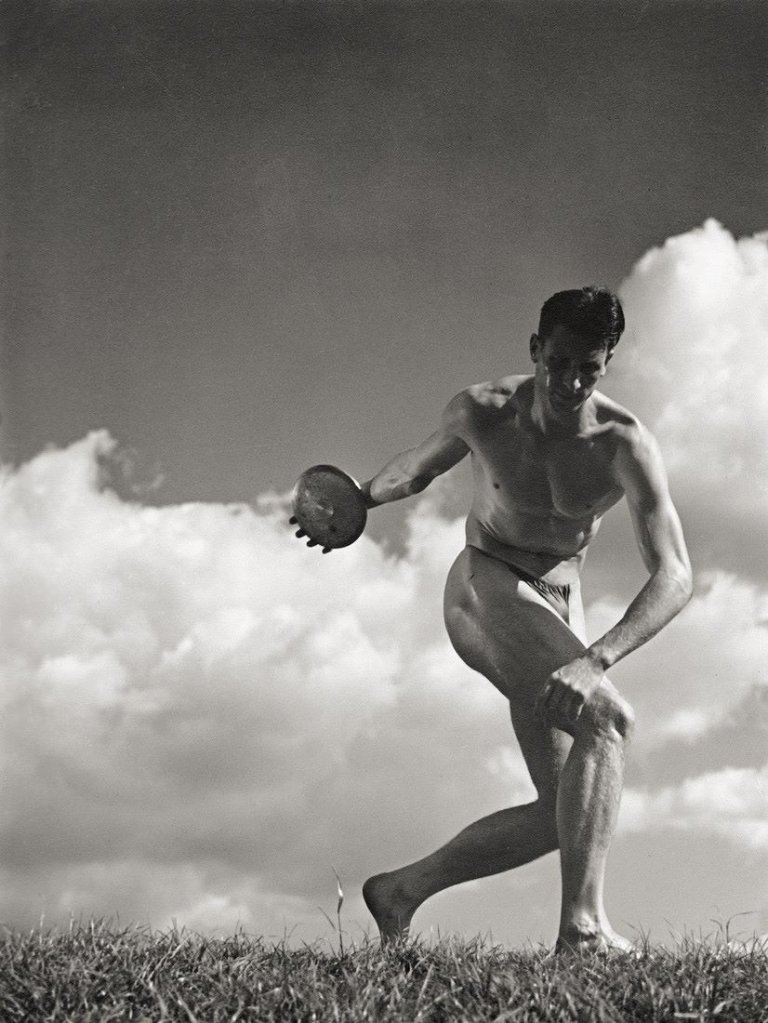 Auf diesem Bild ist das folgende Kunstwerk zu sehen: Leni Riefenstahl. „Glenn Morris“ (Diskuswerfer). 1936.