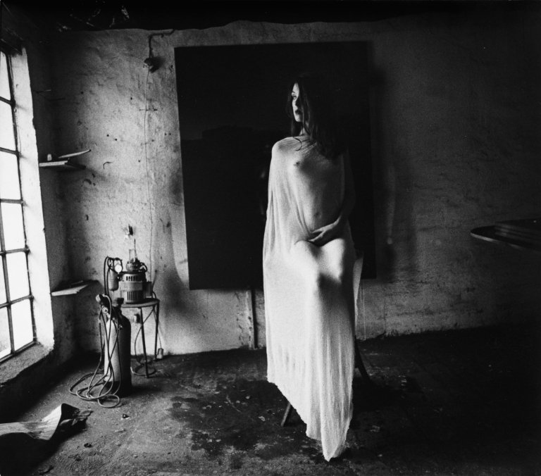 Auf diesem Bild ist das folgende Kunstwerk zu sehen: Karin Székessy (d.i. Wunderlich). Im Studio IV. 1969.