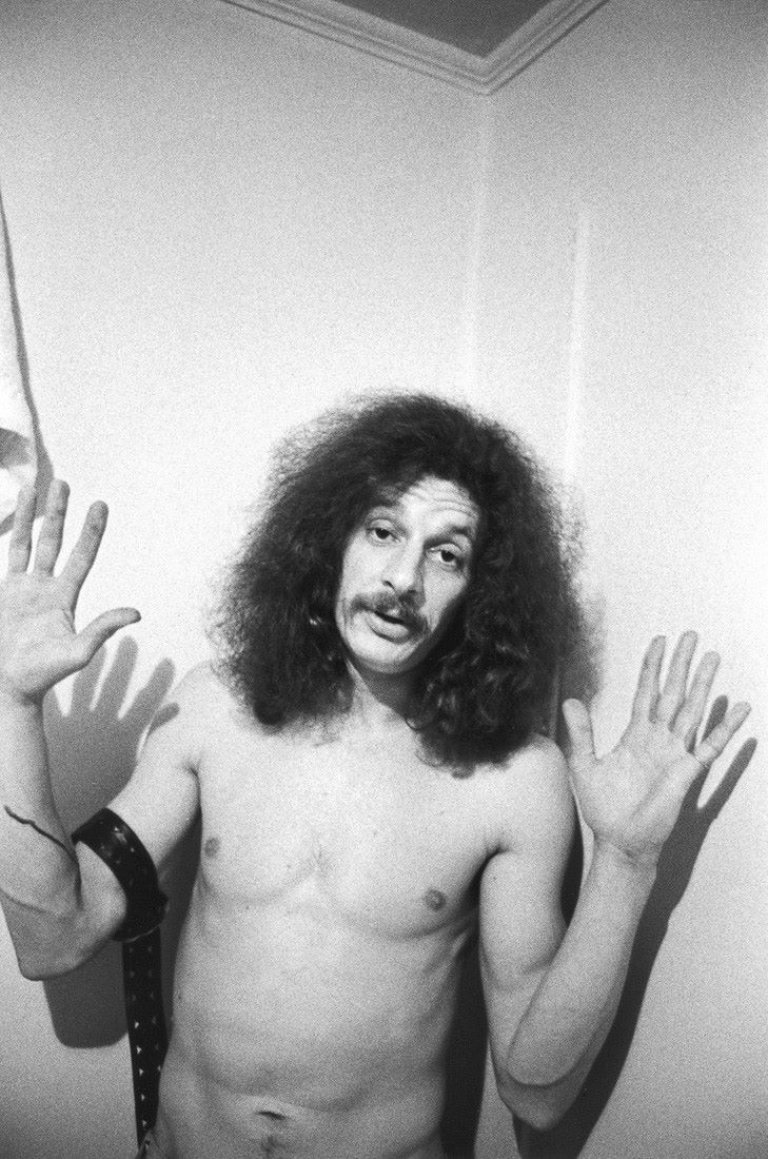 Auf diesem Bild ist das folgende Kunstwerk zu sehen: Larry Clark. Tulsa, Selbst-Portrait, aus der Serie„Teenage Lust“. 1973.