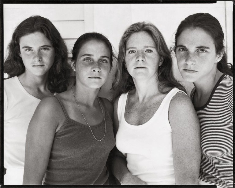 Auf diesem Bild ist das folgende Kunstwerk zu sehen: Nicholas Nixon. The Brown Sisters. „Heather Brown, Mimi Brown, Bebe Brown Nixon, Laurie Brown, Harwichport, MASS.“.  1978.