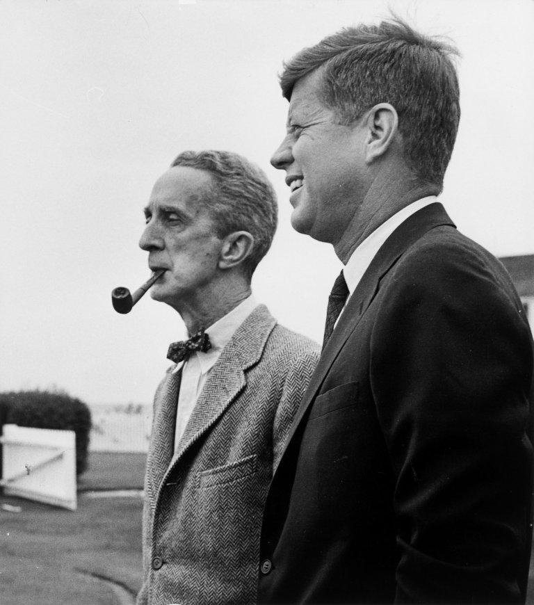 Auf diesem Bild ist das folgende Kunstwerk zu sehen: Clemens Kalischer. Norman Rockwell und John F. Kennedy, Hyannisport, MA. 1961.