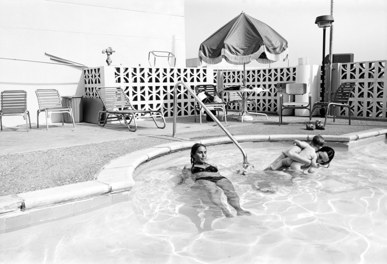 Auf diesem Bild ist das folgende Kunstwerk zu sehen: Tod Papageorge. „Motel Pool, Austin, Texas“. 1975.