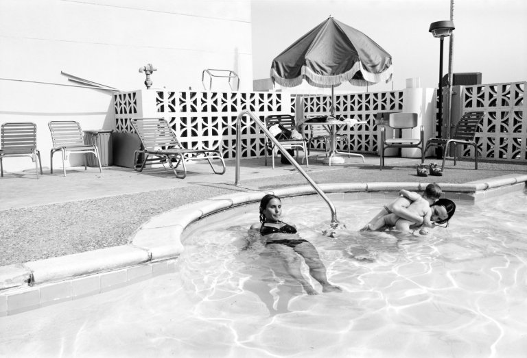 Auf diesem Bild ist das folgende Kunstwerk zu sehen: Tod Papageorge. „Motel Pool, Austin, Texas“. 1975.
