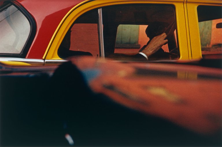 Auf diesem Bild ist das folgende Kunstwerk zu sehen: Saul Leiter. Taxi. 1957.