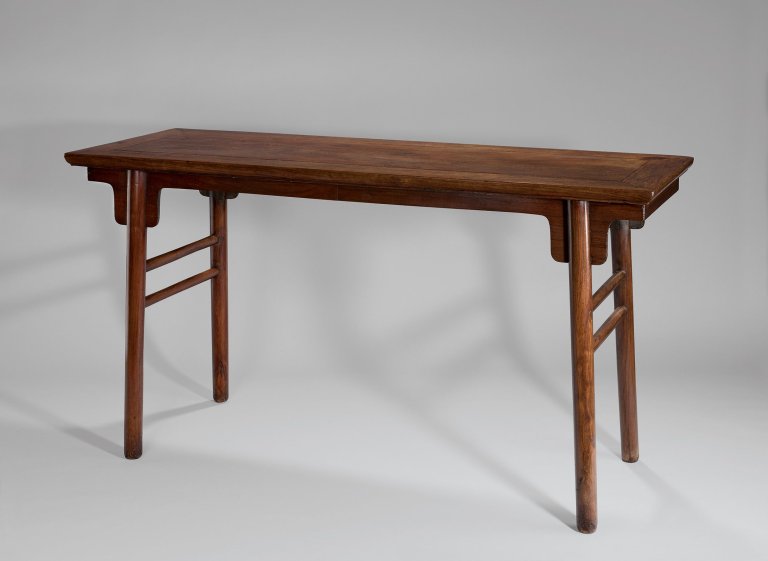 Auf diesem Bild ist das folgende Kunstwerk zu sehen:  Chinesisch, Ming-Dynastie. Sideboard - Huanghuali Tiaoan. 17. Jahrhundert.