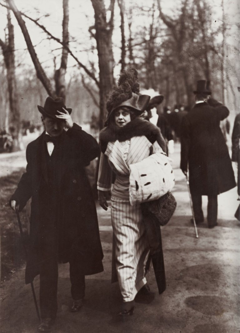 Auf diesem Bild ist das folgende Kunstwerk zu sehen: Jacques Henri Lartigue. Bois de Bologne. 1912.