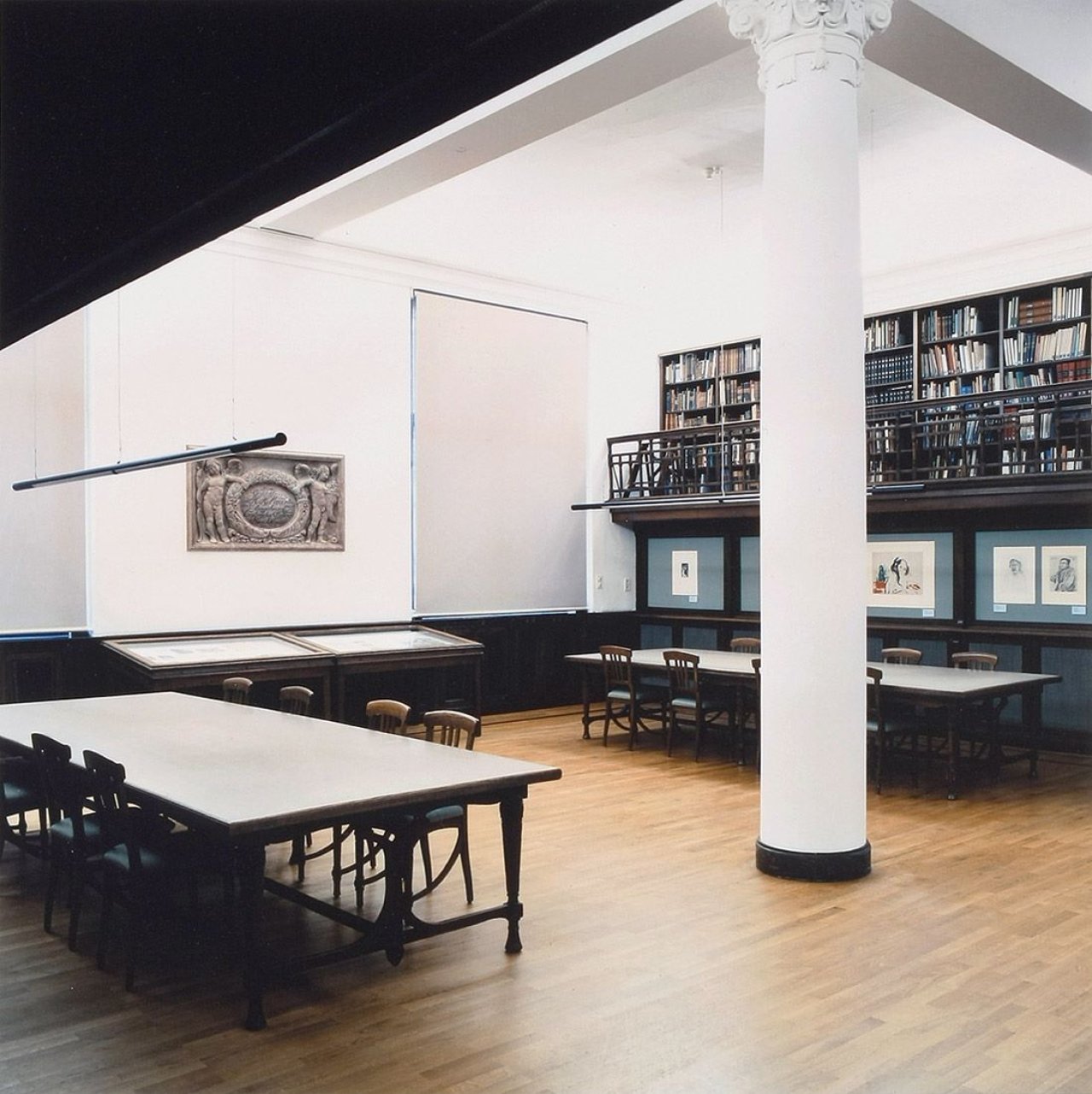 Auf diesem Bild ist das folgende Kunstwerk zu sehen: Candida Höfer. „Kunsthalle Bremen“. 2001.
