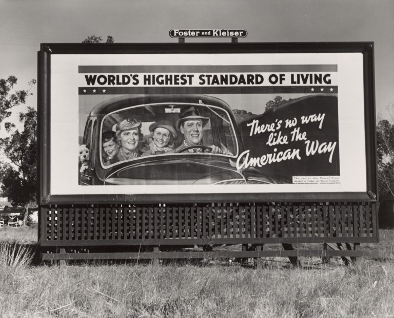 Auf diesem Bild ist das folgende Kunstwerk zu sehen: Dorothea Lange. Billboard on U.S. Highway 99 in California. Part of National advertising campaign sponsored by National Association of Manufactorers. 1937.
