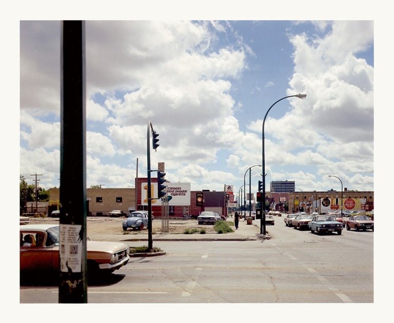Auf diesem Bild ist das folgende Kunstwerk zu sehen: Stephen Shore. „Victoria Avenue and Albert St., Regina, Saskatchewan, 8/17/1974“. 1974/2002.