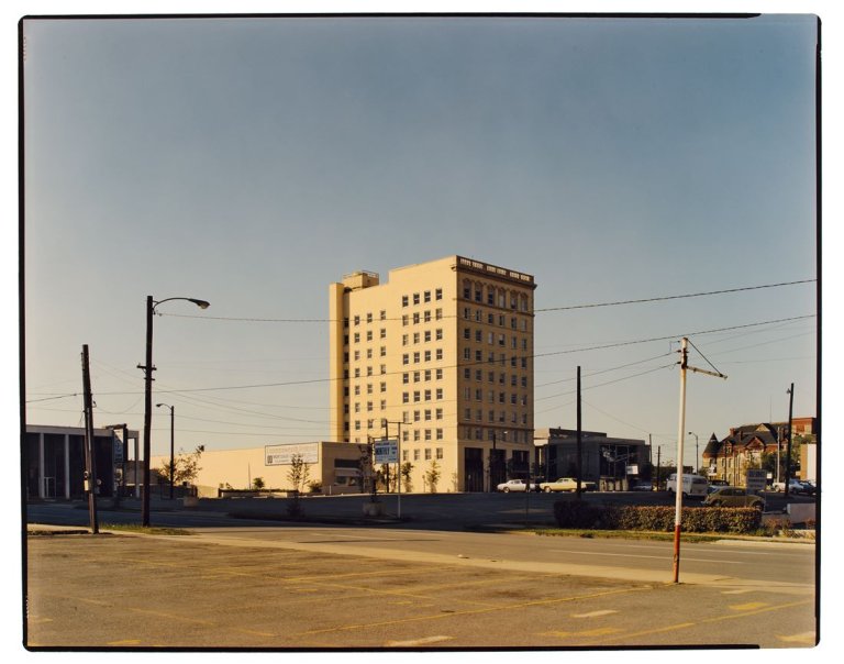 Auf diesem Bild ist das folgende Kunstwerk zu sehen: Stephen Shore. „W. 4th ST., LITTLE ROCK, AR“. 1974.