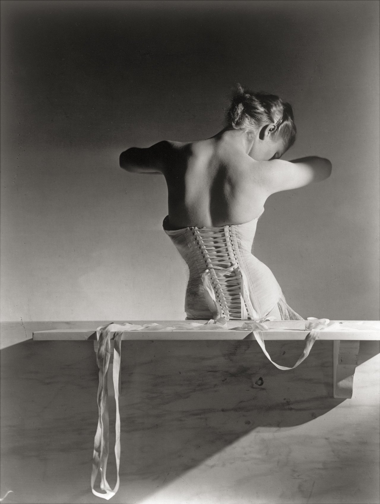 Auf diesem Bild ist das folgende Kunstwerk zu sehen: Horst P. Horst (d.i. Horst Paul Albert Bohrmann). Mainbocher Corset, Paris. 1939.