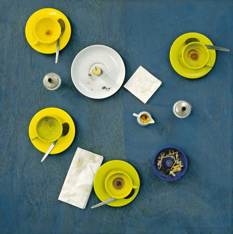 Auf diesem Bild ist das folgende Kunstwerk zu sehen: Daniel Spoerri. „Aktion Rest-Tableux Piège“. 1972.
