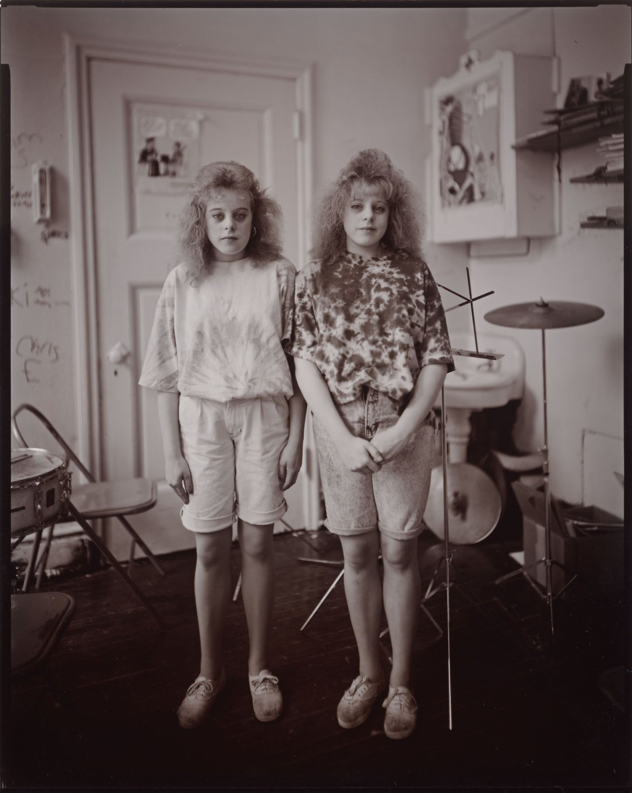 Auf diesem Bild ist das folgende Kunstwerk zu sehen: Judith Joy Ross. „The Stewart Sisters, H.F. Grebey Jr High School, Hazleton, Pa.“. 1992.