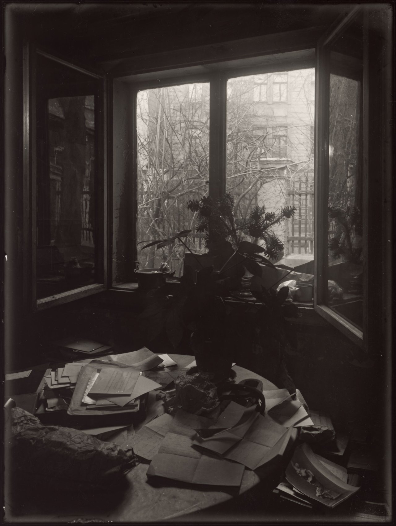 Auf diesem Bild ist das folgende Kunstwerk zu sehen: Josef Sudek. Mein Atelierfenster. Um 1950.
