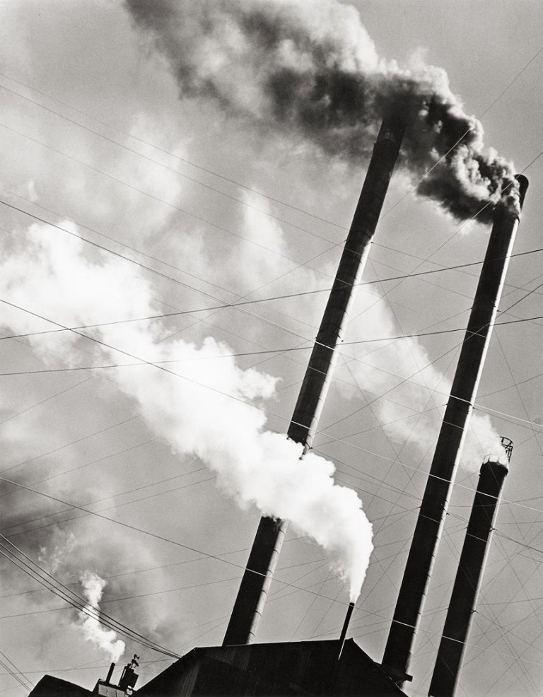 Auf diesem Bild ist das folgende Kunstwerk zu sehen: Berenice Abbott. Smoke Stacks, Red River Logging Co., California. 1943.
