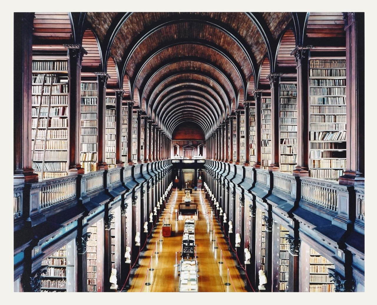 This picture shows the following artwork: Candida Höfer. „Trinity College Dublin I 2004“. 2004.