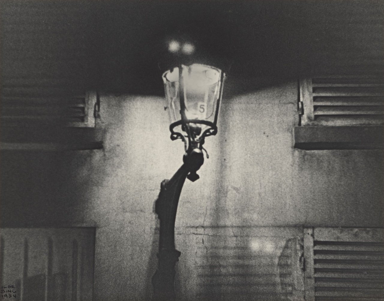 Auf diesem Bild ist das folgende Kunstwerk zu sehen: Ilse Bing. Rue de la Chaise, Paris (Bec de Gaz). 1934.