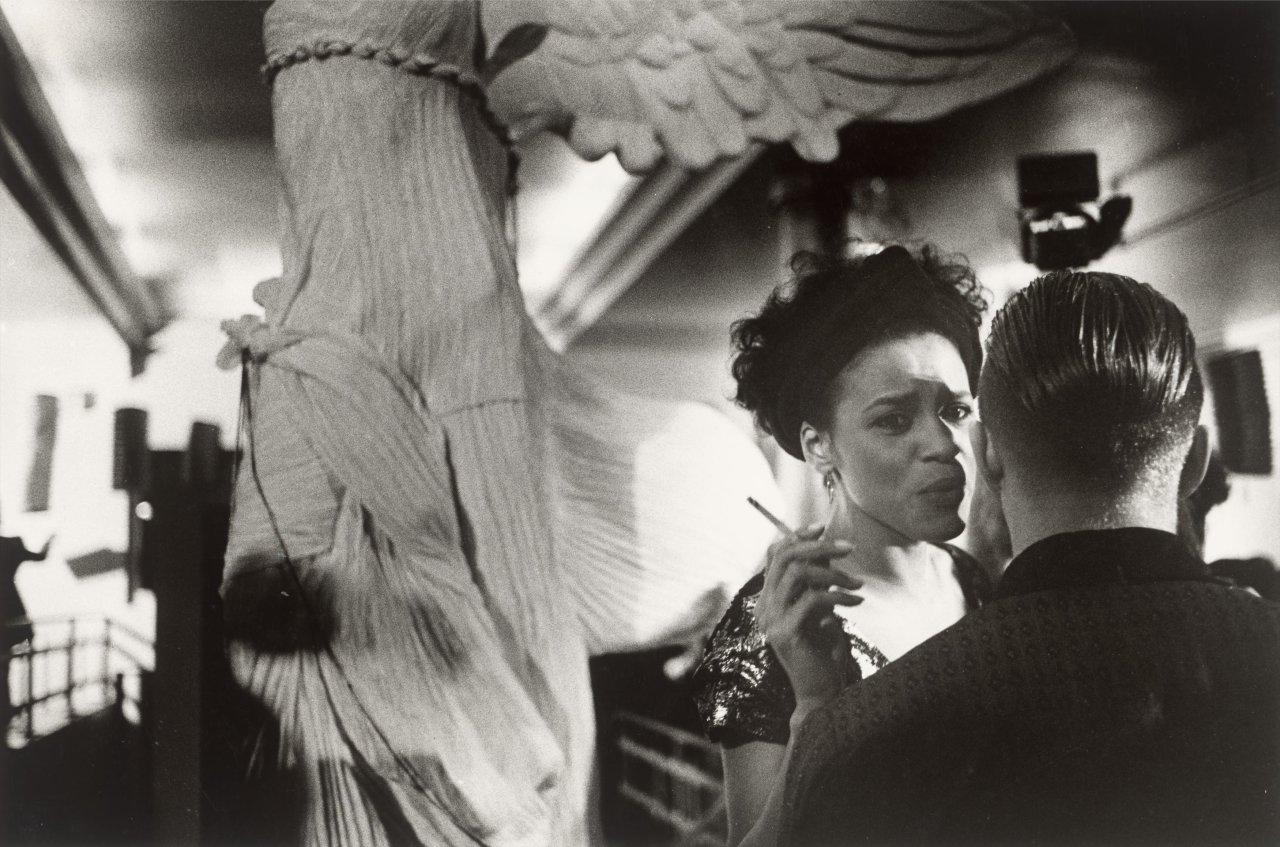 Auf diesem Bild ist das folgende Kunstwerk zu sehen: Sibylle Bergemann. Diskothek 'Area', New York. 1984.