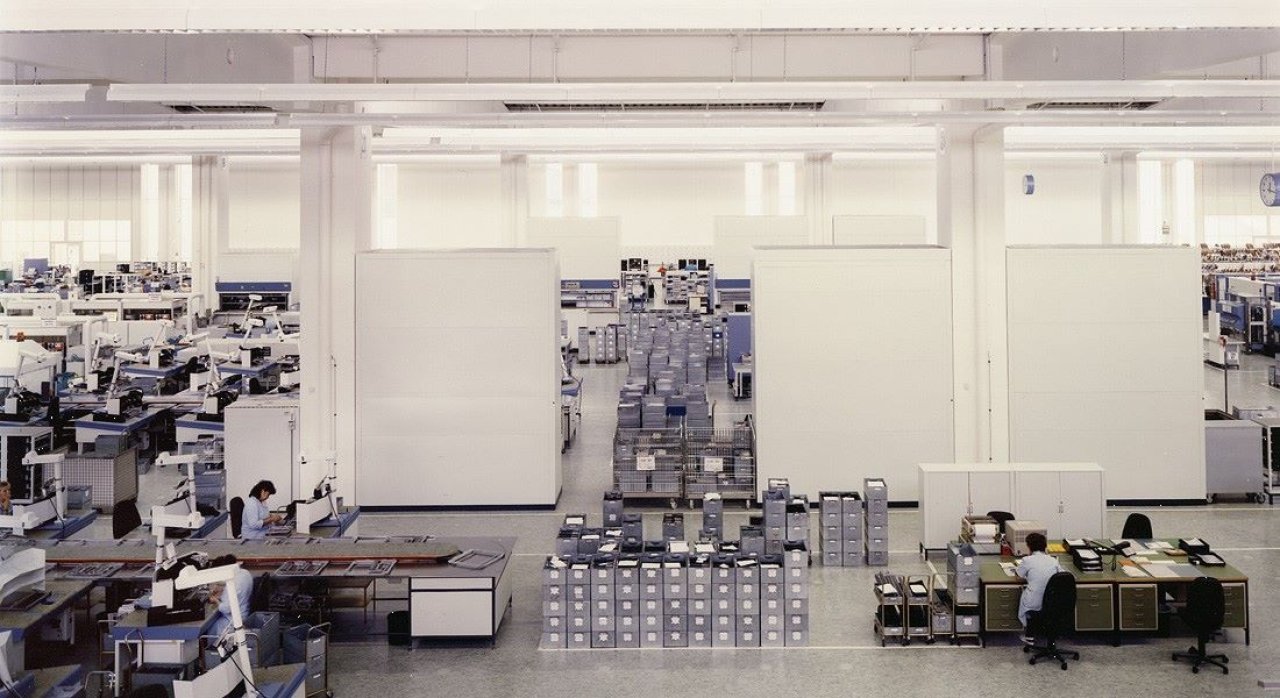 Auf diesem Bild ist das folgende Kunstwerk zu sehen: Andreas Gursky. „Siemens, Amberg“. 1991.