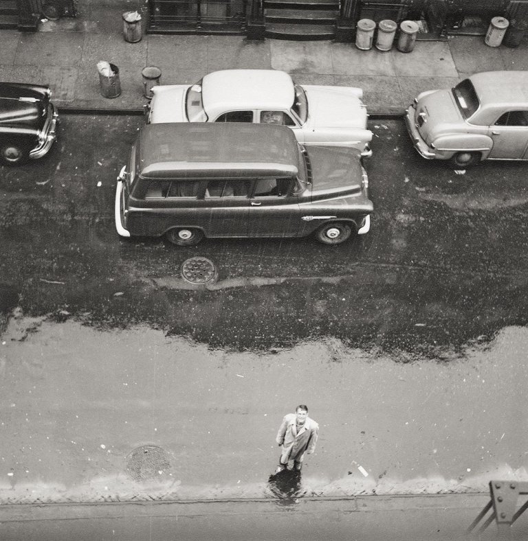 Auf diesem Bild ist das folgende Kunstwerk zu sehen: Ellen Auerbach (d.i. Ellen Rosenberg). „Eliot Porter“, New York, 85th Street West. Um 1956.