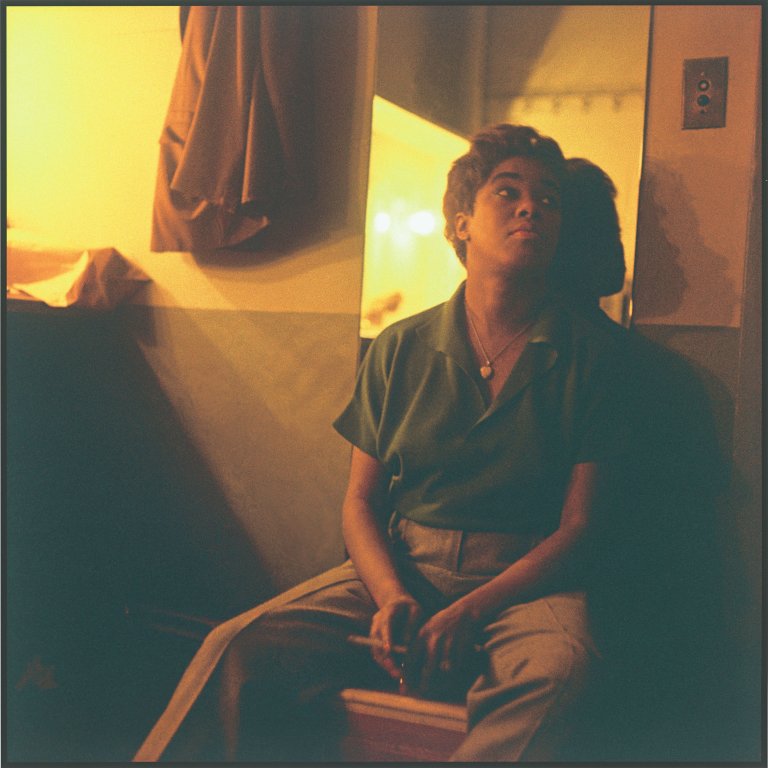 Auf diesem Bild ist das folgende Kunstwerk zu sehen: Lee Friedlander. „Sarah Vaughan“. 1956.