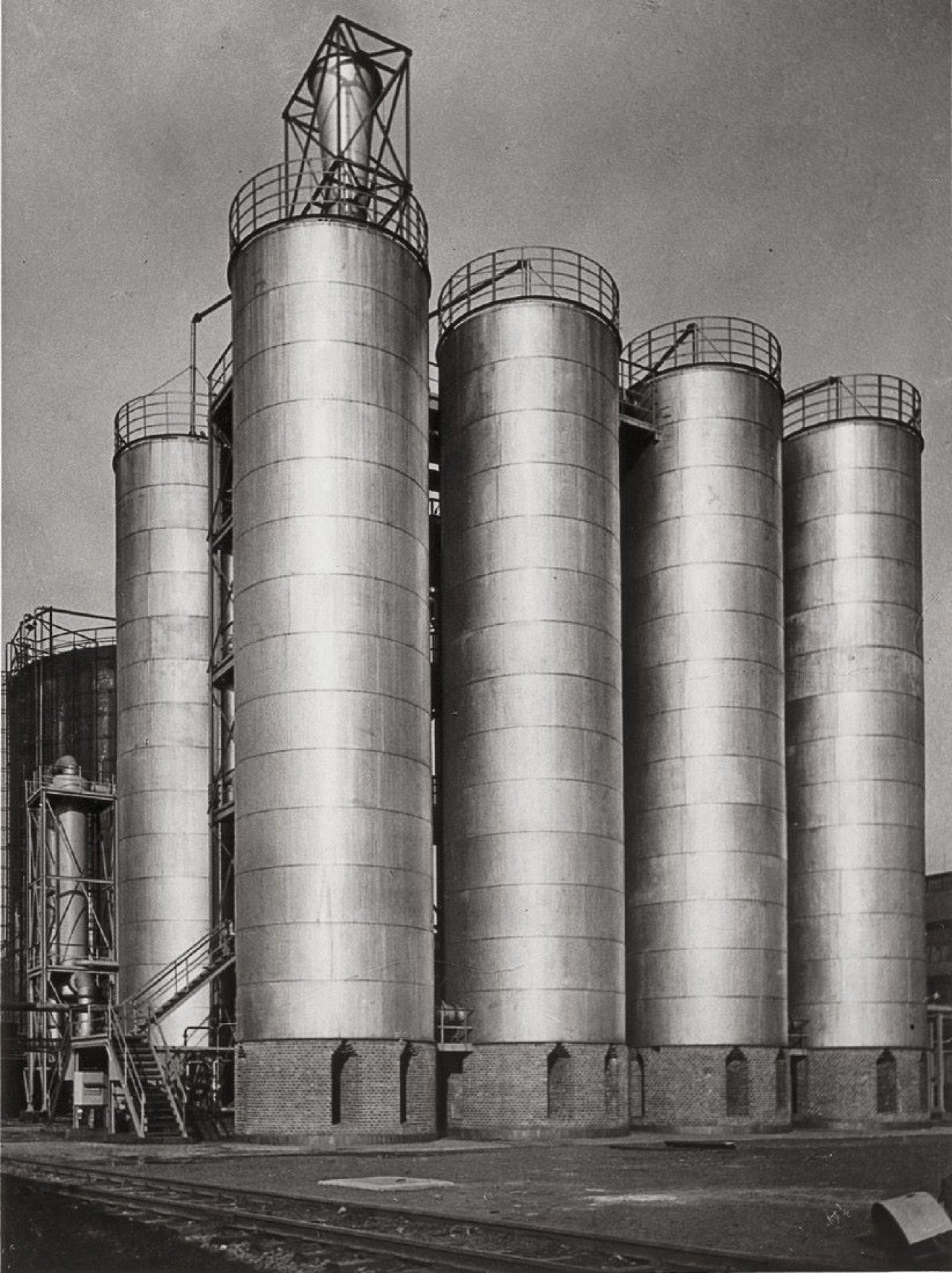 Auf diesem Bild ist das folgende Kunstwerk zu sehen: Albert Renger-Patzsch. Salpetersäurebetrieb, Absorptionsanlage Bamag, Ruhrchemie, Oberhausen-Holten.  Um 1938.