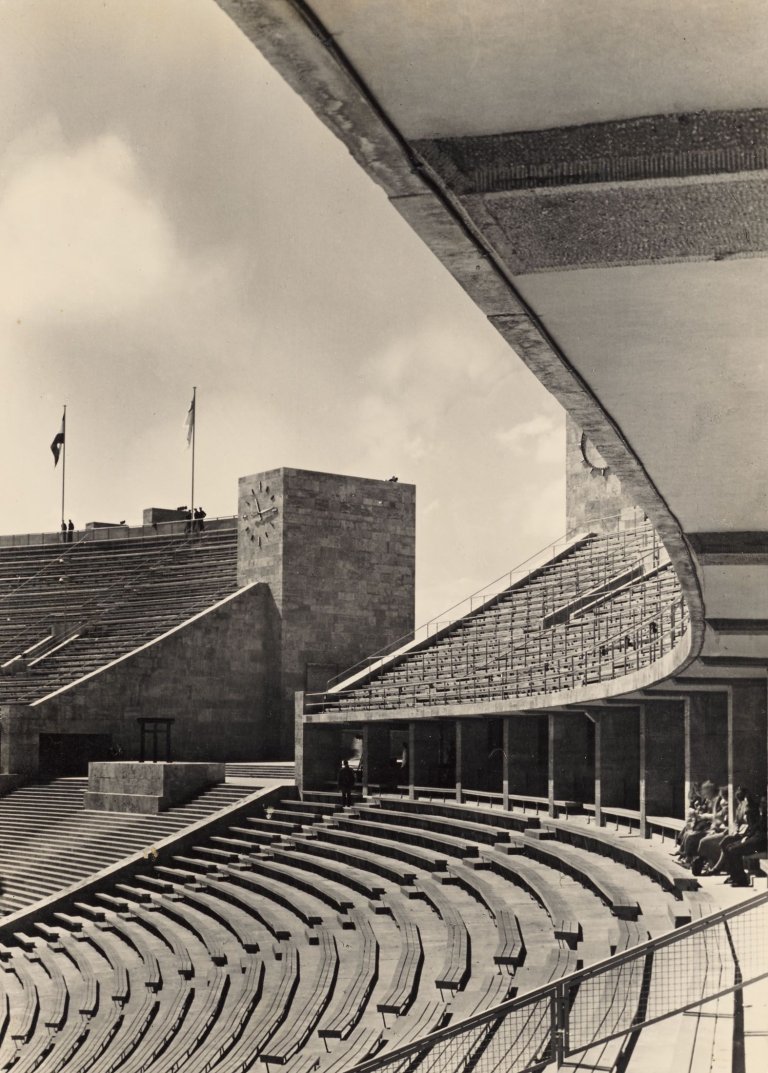 Auf diesem Bild ist das folgende Kunstwerk zu sehen: Max Baur. Olympiastadion, Berlin. 1936.