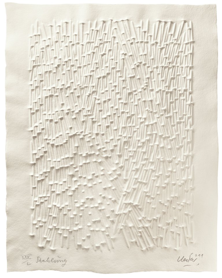 Auf diesem Bild ist das folgende Kunstwerk zu sehen: Günther Uecker. „Strahlung“. 2011.