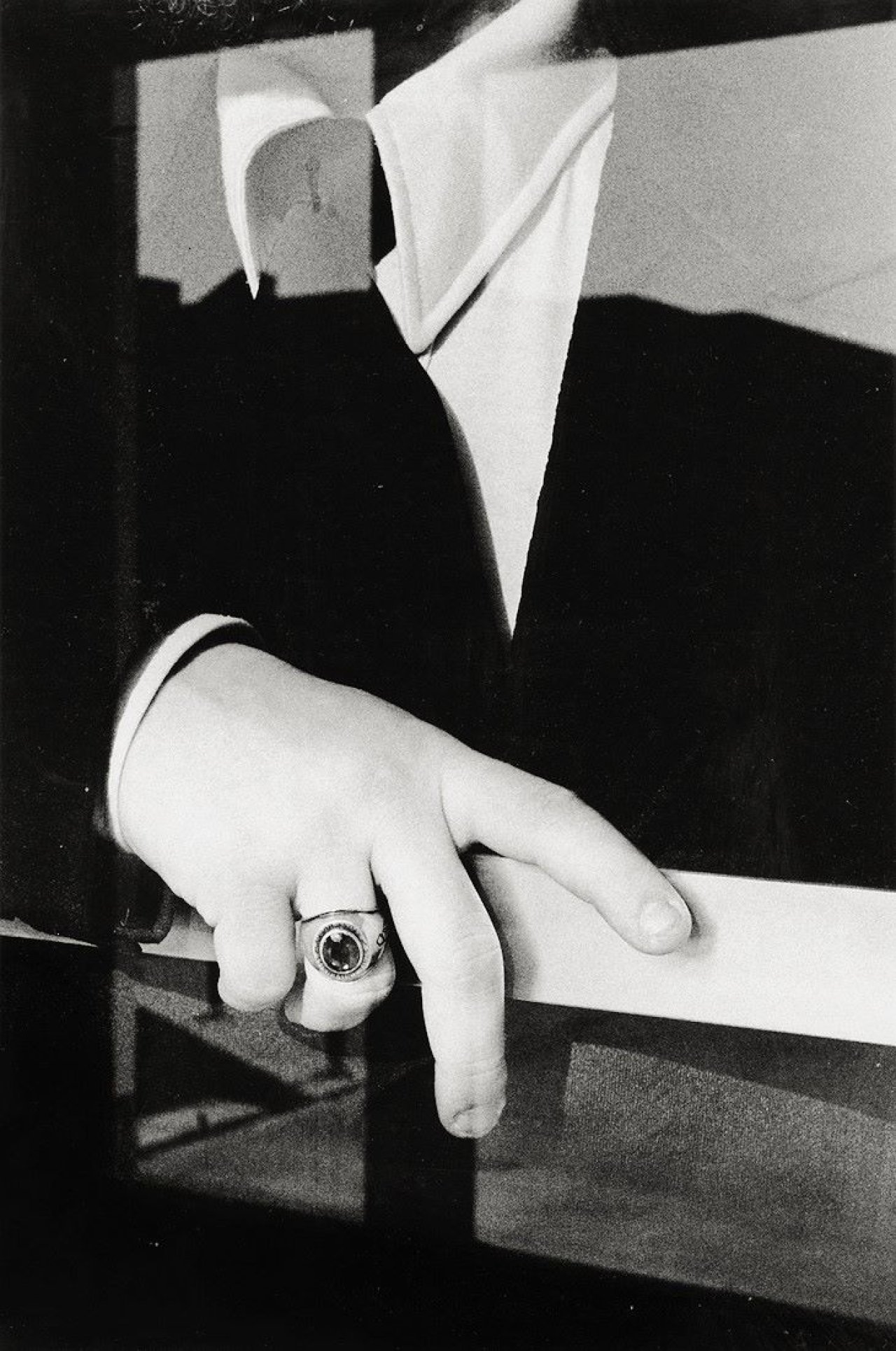 Auf diesem Bild ist das folgende Kunstwerk zu sehen: Ralph Gibson. Suit Wearing Ring, aus der Serie „Quadrants“. 1975.