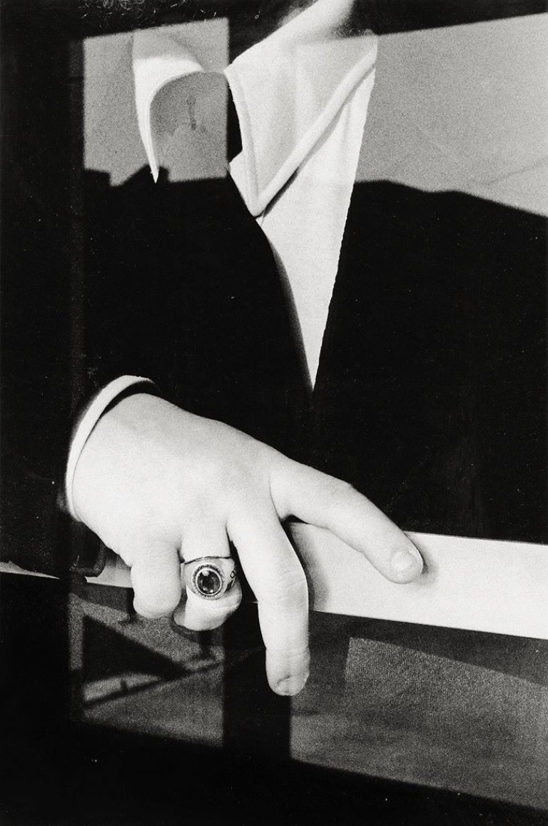 Auf diesem Bild ist das folgende Kunstwerk zu sehen: Ralph Gibson. Suit Wearing Ring, aus der Serie „Quadrants“. 1975.