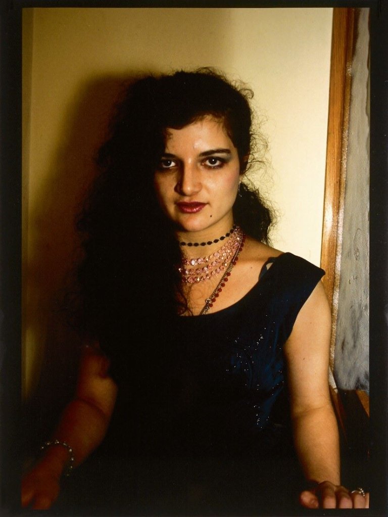 Auf diesem Bild ist das folgende Kunstwerk zu sehen: Nan Goldin. „Lynelle in Japanese restaurant, N.Y.C.” / „My room in halfway house, Belmont, MA 1988“/ „Kee in bed, E. Hampton, N.Y.“. 1988.