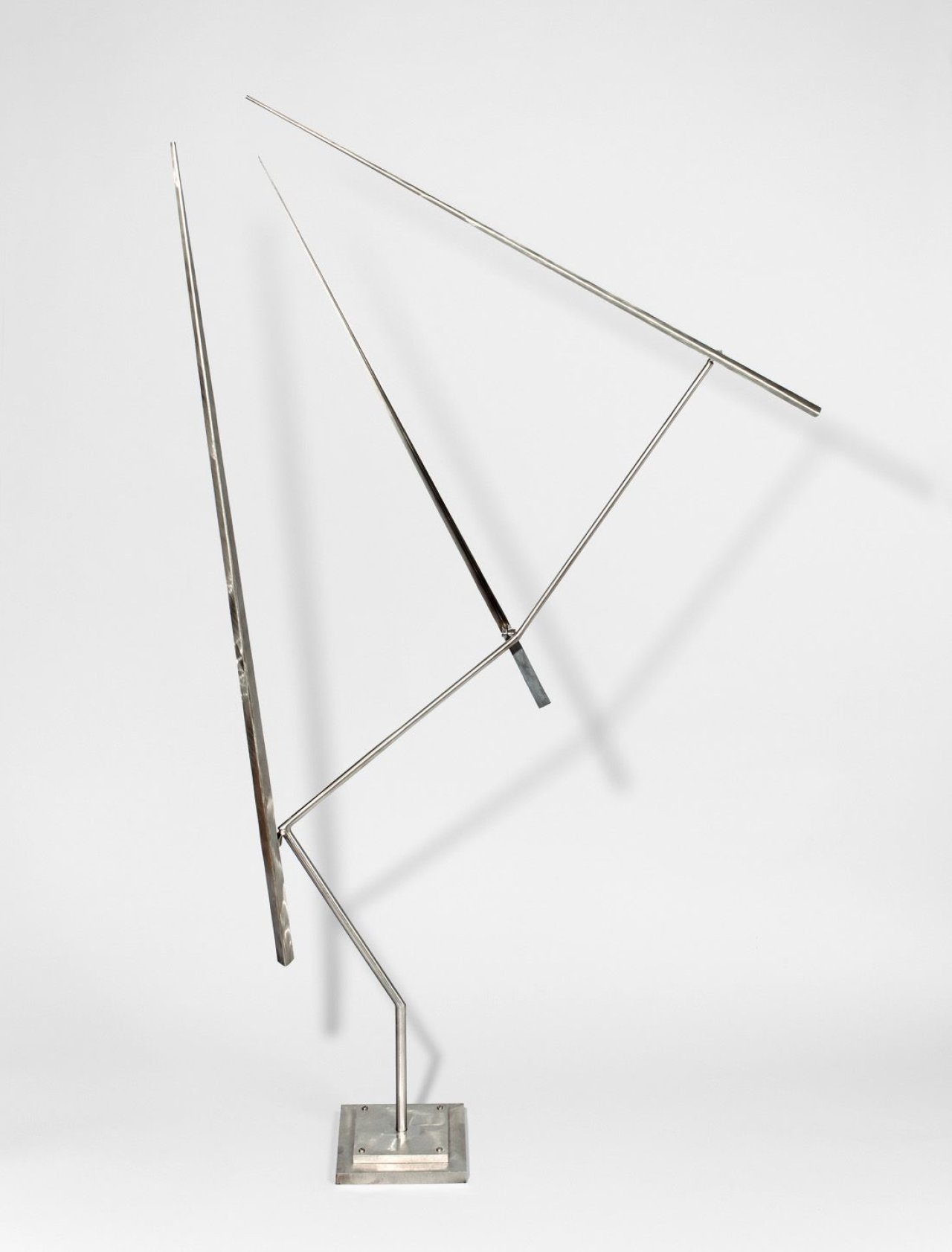 Auf diesem Bild ist das folgende Kunstwerk zu sehen: George Rickey. „Four Fixed Three Moving Lines“. 1972.