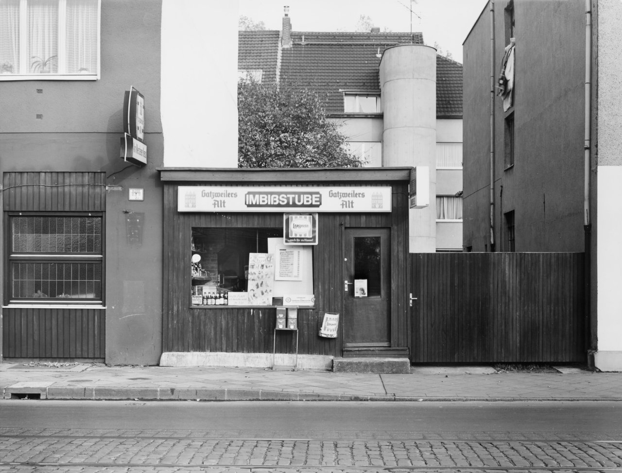 Catalog image of Düsseldorf, Kölner Landstrasse 84, aus der Serie „Trinkhallen“, 1977–1984. 1978