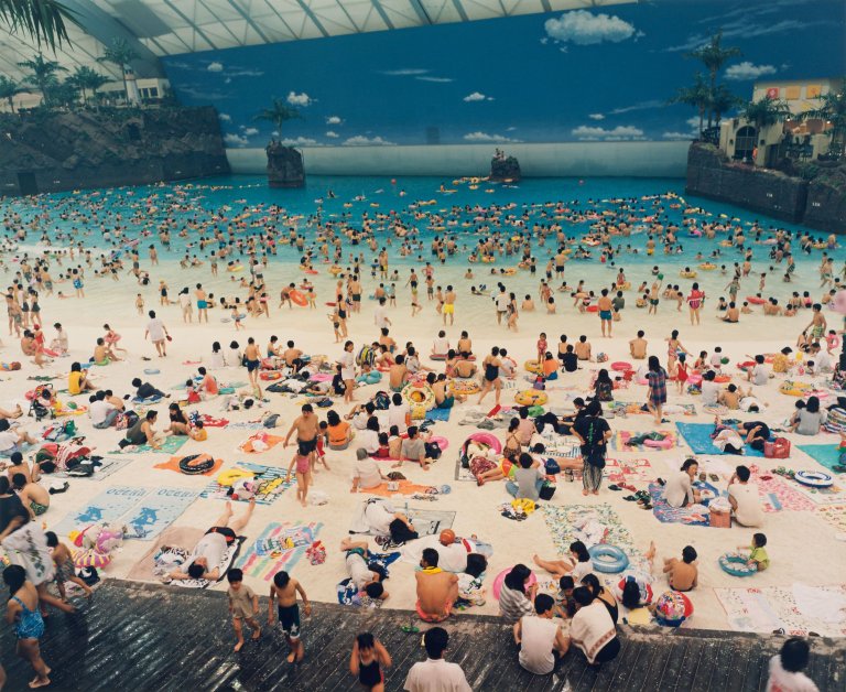 Auf diesem Bild ist das folgende Kunstwerk zu sehen: Martin Parr. „Ocean Dome“, Miyazaki, Japan, aus der Serie „Small World“. 1996.