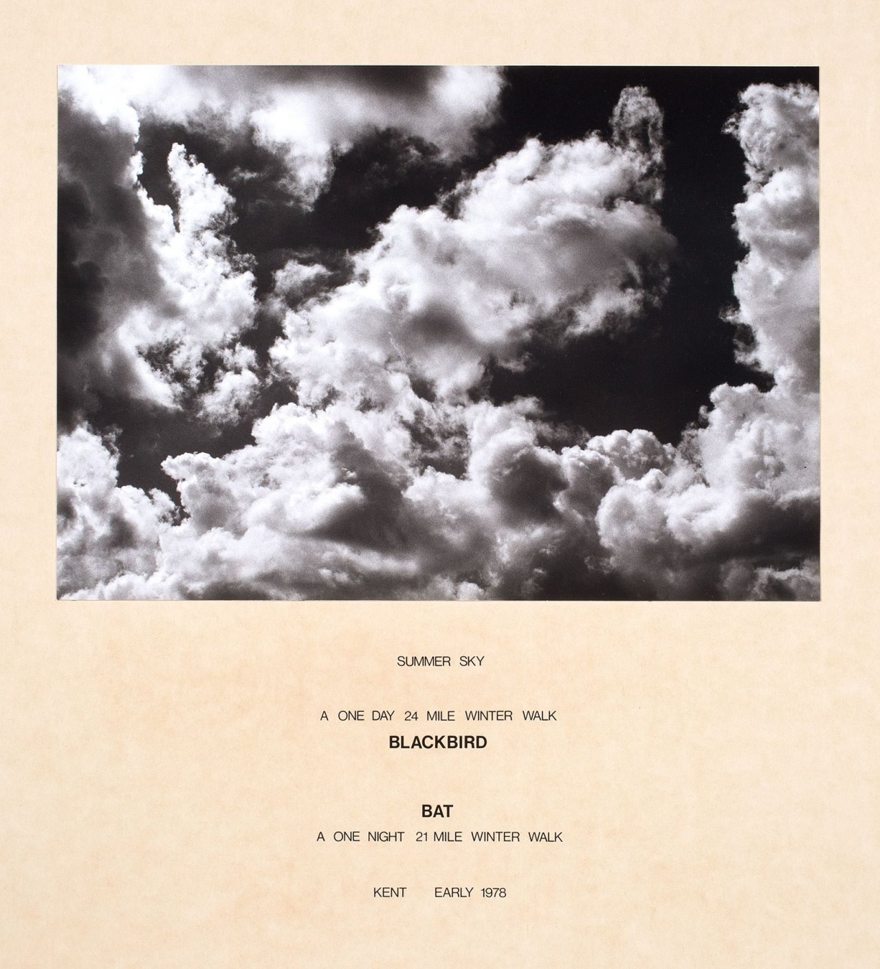 Auf diesem Bild ist das folgende Kunstwerk zu sehen: Hamish Fulton. Summer Sky. 1978.