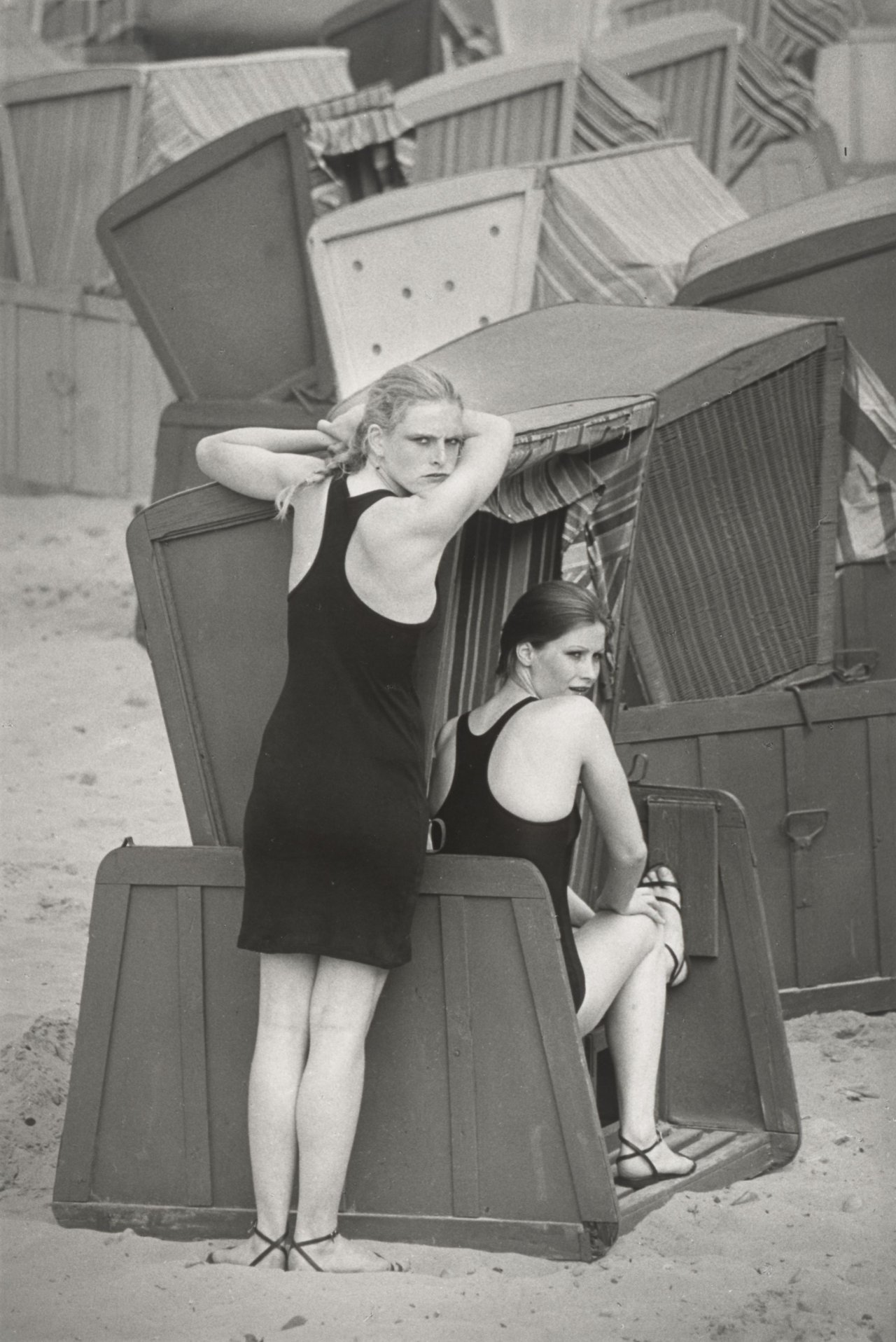 Auf diesem Bild ist das folgende Kunstwerk zu sehen: Sibylle Bergemann. „Marisa und Gabriele, Sellin“. 1981.