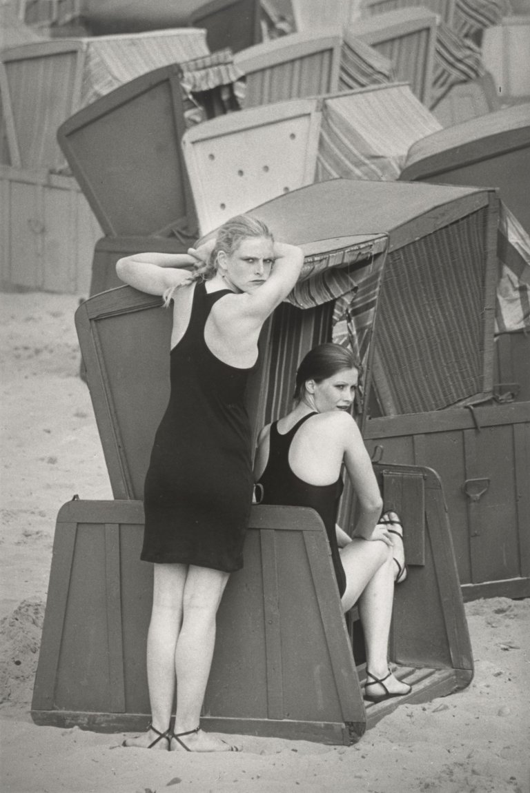 Auf diesem Bild ist das folgende Kunstwerk zu sehen: Sibylle Bergemann. „Marisa und Gabriele, Sellin“. 1981.