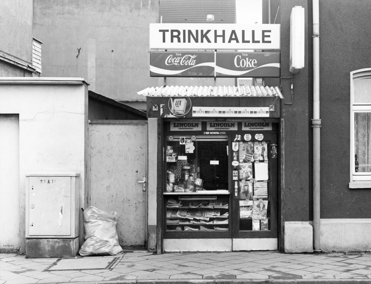 Auf diesem Bild ist das folgende Kunstwerk zu sehen: Tata Ronkholz. „Düsseldorf-Gerresheim, Hatzfeldstrasse 28“, aus der Serie „Trinkhallen“, 1977–1984. 1979.